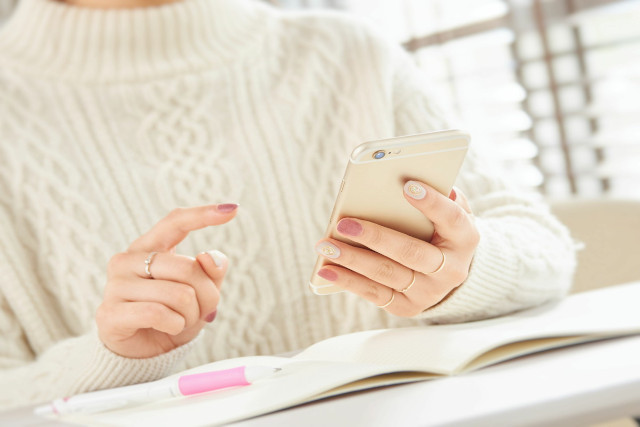 スマホを操作する人