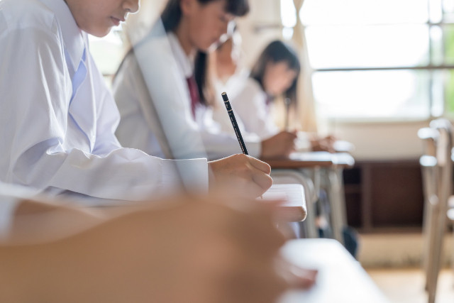 勉強する学生